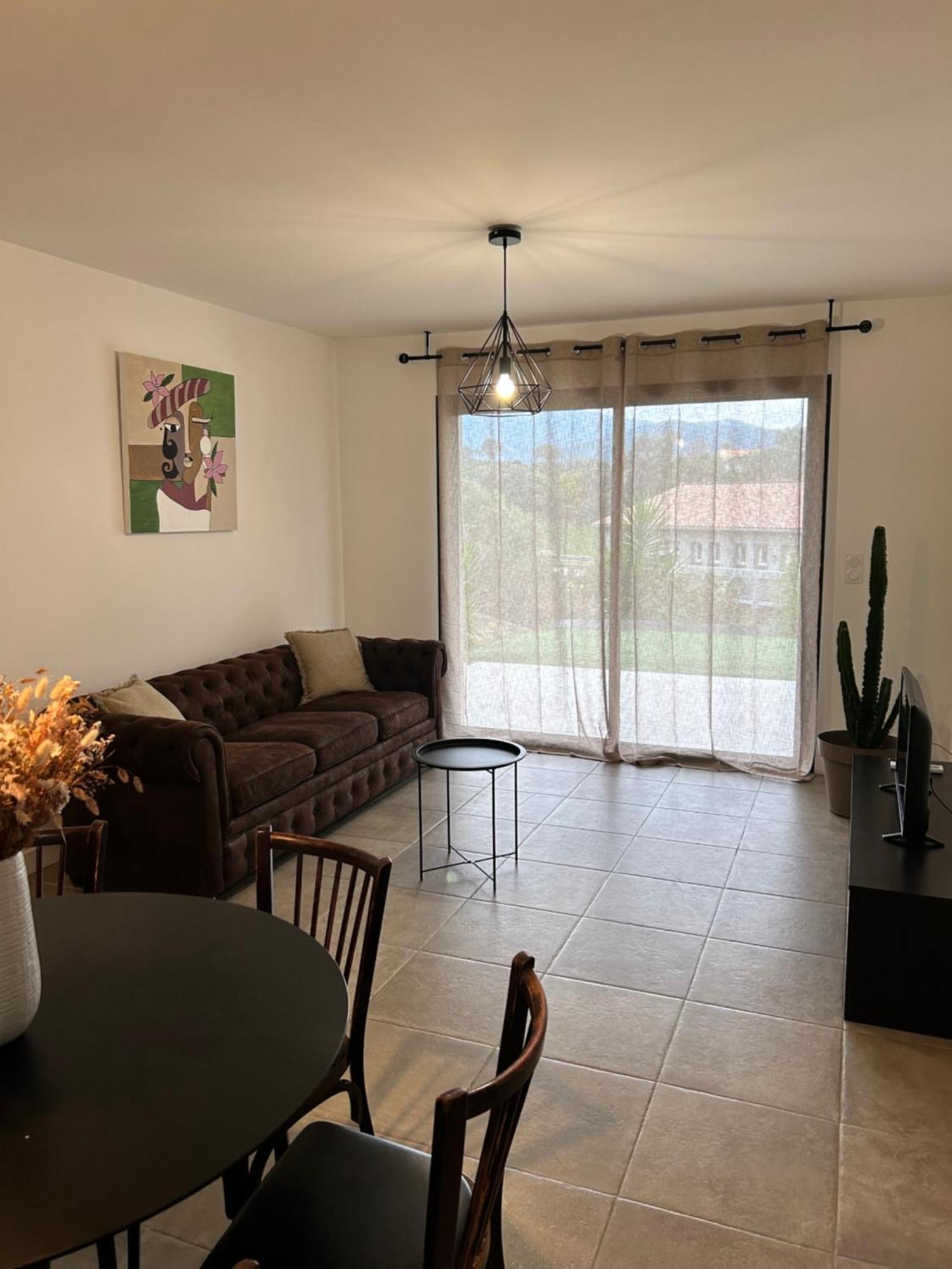 Bas De Avec Jardin Idealement Situe Entre Ajaccio Et Porticcio Appartement Bastelicaccia